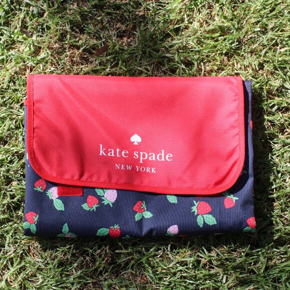 New Kate Spade Large Strawberry Toss Packable Picnic Beach Blanket Mat 55"x 57" - Picture 1 of 3
